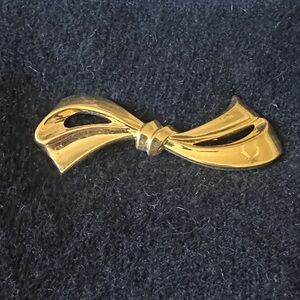 Elegant Gold Bow Brooch